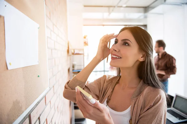 Alegre sonriente mánager femenino manteniendo notas — Foto de Stock