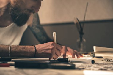 Sakin adam görüntü masada çizim