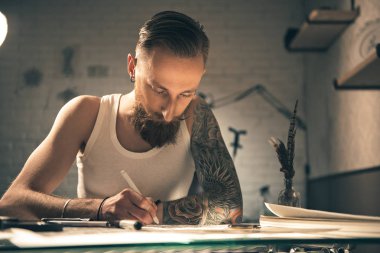 Ciddi adam masada görüntüleri çizim