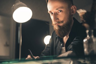 Sakin adam dairede belirterek