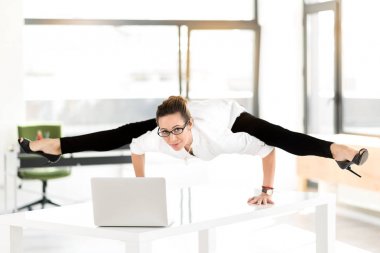 Ofiste çalışan mutlu kadın atlet