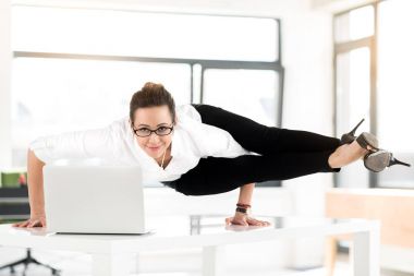 Giden Sekreteri masada bulma