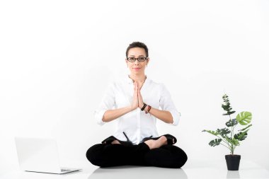 Giden kadın meditasyon iş yapıyor