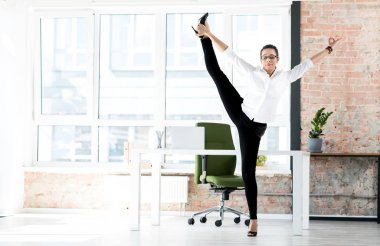 Ciddi Bayan dikey sicim içinde ayakta