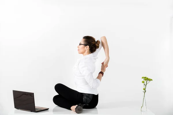 Счастливый секретарь делает гимнастику на работе — стоковое фото
