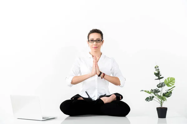 Outgoing female doing meditation at job — Stock Photo, Image
