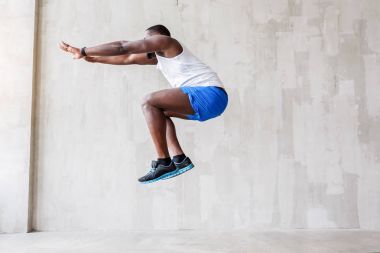 Sportif adam onun atlama yukarı gerçekleştirme