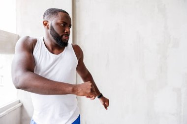 Dalgın Afrikalı sporcu eylemi gerçekleştirmeden sakallı