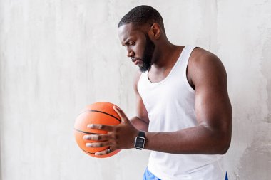 Sepet topu ile su kuyusu-yapılı adam konsantre