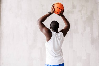 Rahat sportif adam topuyla eğitim