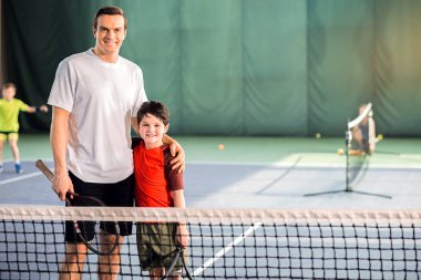 Mutlu anne-baba ve çocuk oyun zamanı birlikte zevk