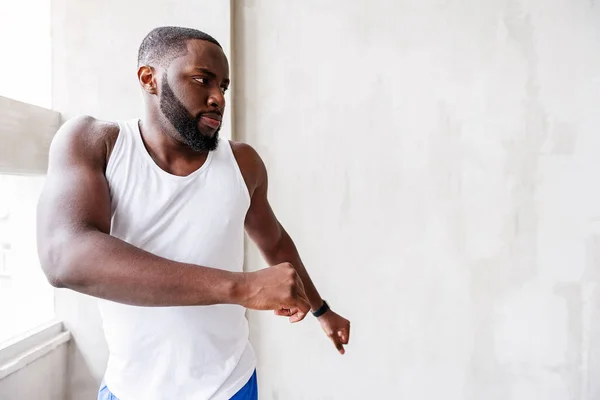 Pensive bebaarde Afrikaanse sportman bewerking — Stockfoto