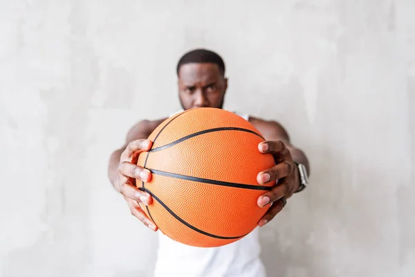 Nervózní mladý sportovec hledí a soustředit se na basketbal — Stock fotografie