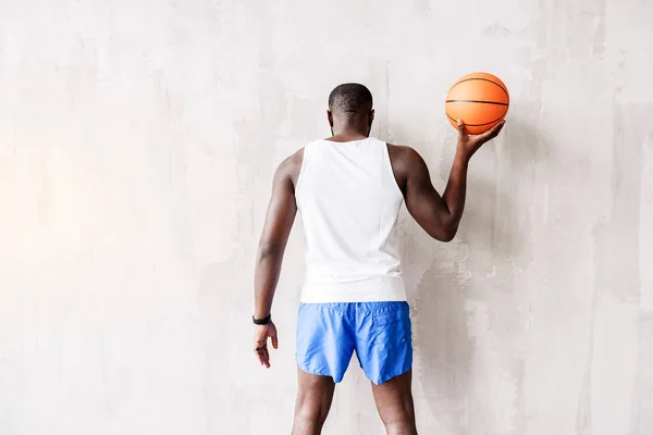Kalm atletische man spelen met de bal — Stockfoto
