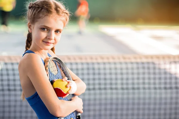 テニスの楽しさと陽気な女性子供 — ストック写真