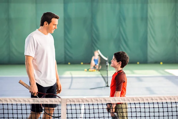 息子とテニスをうれしそうな男 — ストック写真
