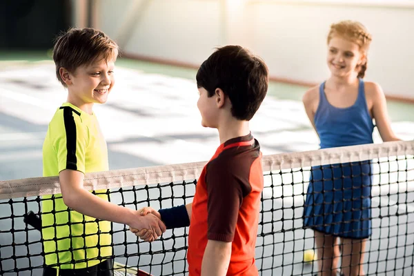 陽気な男の子がテニスをプレイする前に手を振って — ストック写真