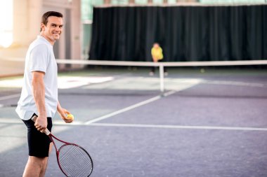 Neşeli adam Tenis oyun keyfi