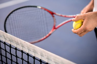 Adım için hazır profesyonel tenis oyuncusu