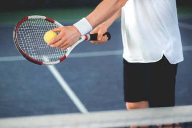 Tenis raketi için adım kullanarak sporcu