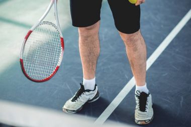 Uygun adam Tenis oynamak için hazır olduğunu