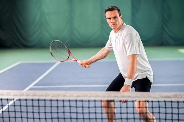 Αυτοπεποίθηση άνθρωπος που κρατά την ρακέτα του τένις — Φωτογραφία Αρχείου