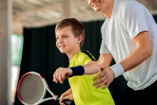 테니스 코트에 그의 아들을 교육 하는 행복 한 사람 — 스톡 사진