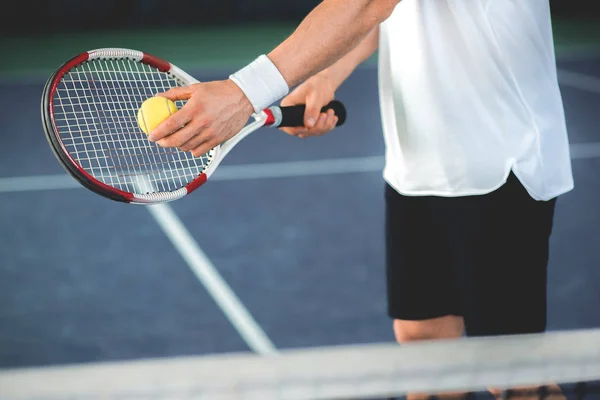 Αθλητικός τύπος χρησιμοποιώντας ρακέτα του τένις για το γήπεδο — Φωτογραφία Αρχείου