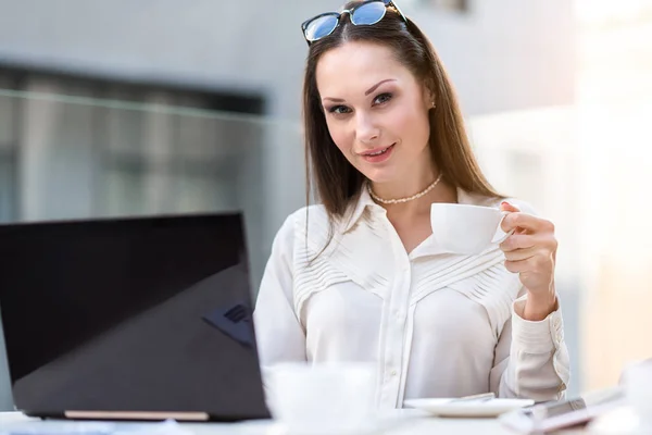 Femme sortante boire tasse de délicieux café — Photo