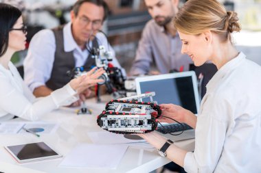 Ofiste çalışan bilim adamları neşeli yoğun grup