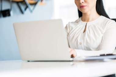 Ofiste çalışan konsantre hoş iş kadını