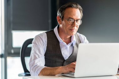 Defter üzerinde yazarak düşünceli üst düzey iş adamı