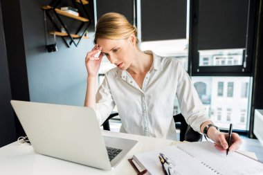 Hoş güzel iş kadını ofiste çalışan