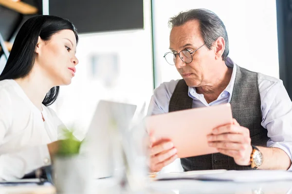 Trygga medarbetare kommunicerar på kontor — Stockfoto