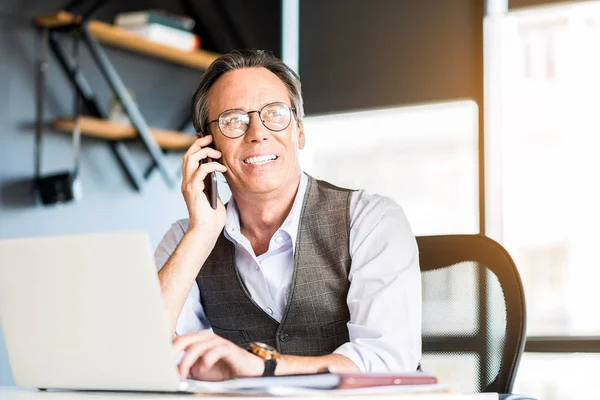 Cheerful confident senior businessman talking on mobile phone — Stock Photo, Image