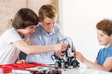 Meşgul baktılar erkek çocuk robot kontrol