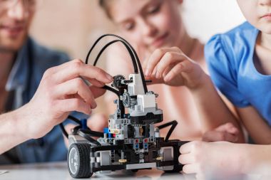 Ilgili kişilerin robot üzerinde birlikte çalışma