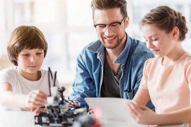 Atölye neşeli gülümseyen öğretmen