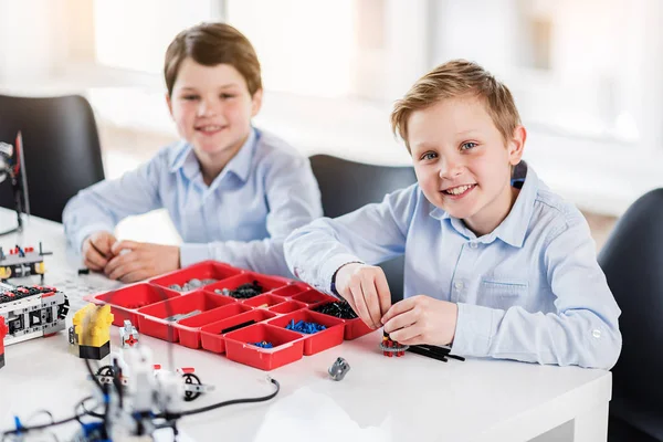 Joyeux enfants souriants assis près de la table — Photo