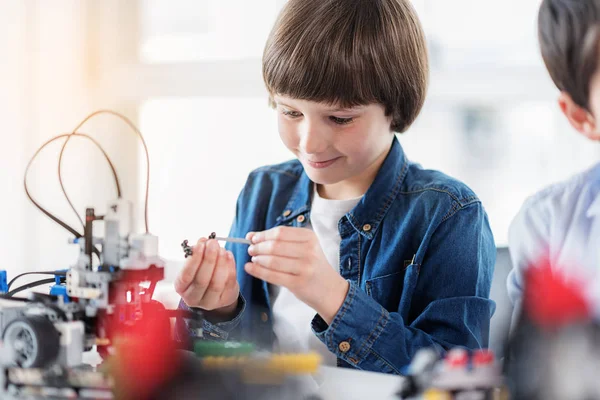 Joyeux petit enfant gardant le détail — Photo