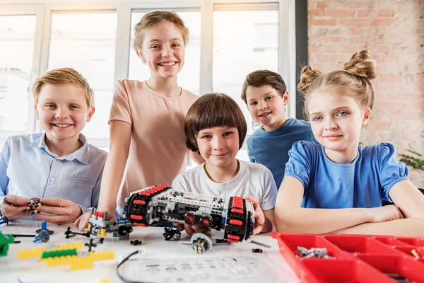 Gledelig smilende team av unge teknikere – stockfoto