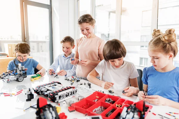 Veselé usměvavé děti vytváření lego — Stock fotografie