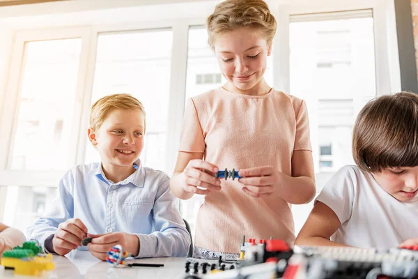 Jolly sonriendo jóvenes técnicos en el taller — Foto de Stock