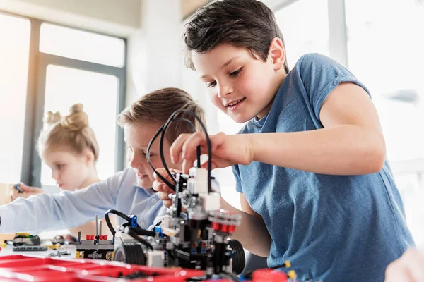 Attento giovane tecnico maschio nel lavoro — Foto Stock