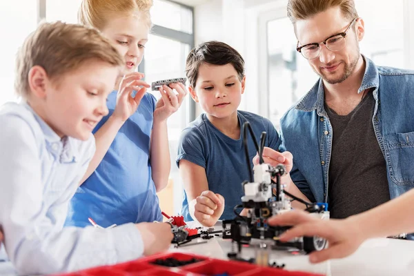 Une équipe de techniciens souriants et confiants — Photo