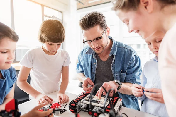 Jolly technisch team studeren speelgoed — Stockfoto