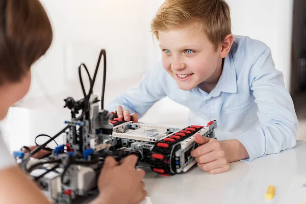 Robotik tutma öfkesi küçük Kral