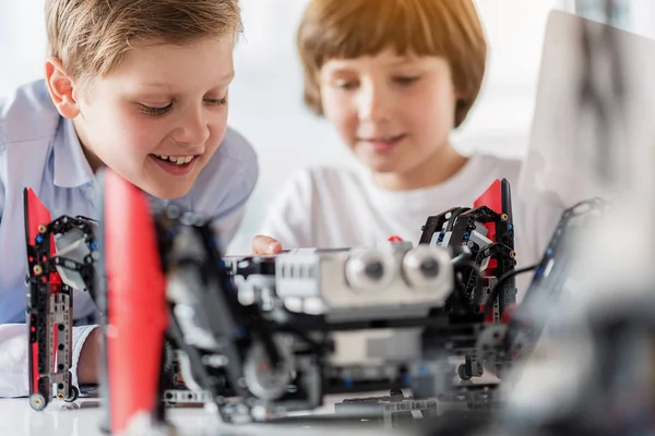 Curieux souriant hommes enfants dans l'atelier — Photo