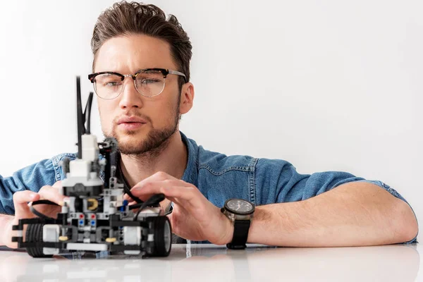 Técnico masculino sério testando robótica — Fotografia de Stock