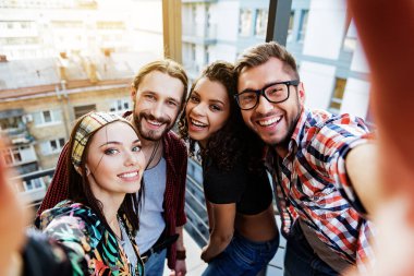 Neşeli genç erkek ve kadınların kendilerini fotoğraf çekimi